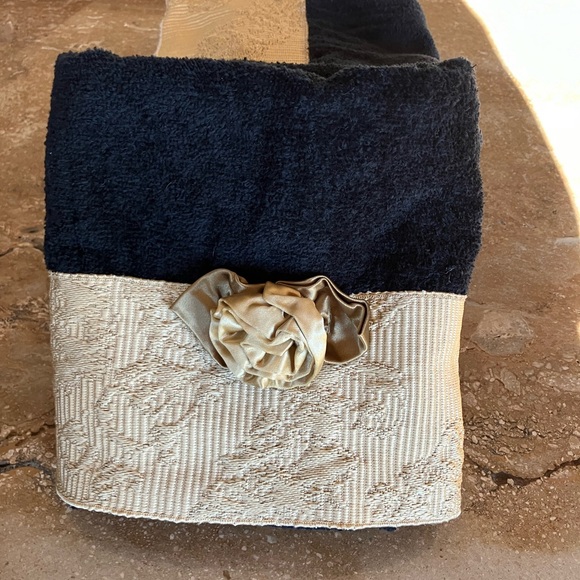 Avanti Bath and Hand Towel - Black/Gold Rosette 100% Cotton Set of (5) - Picture 3 of 5